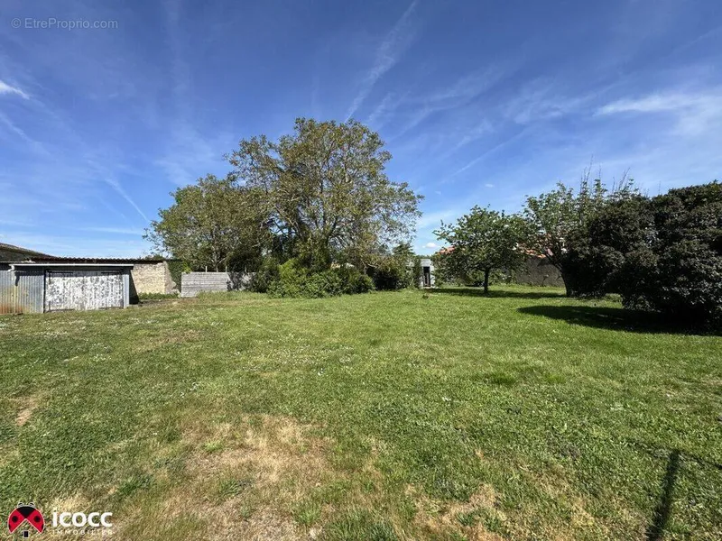Photo Terrain à Les Magnils-Reigniers au prix de 44 000€