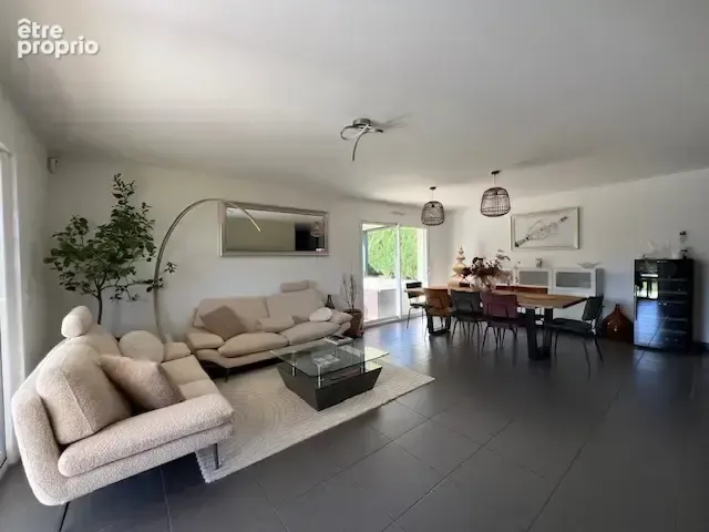 Photo Maison à La Chapelle-De-Guinchay au prix de 359 000€