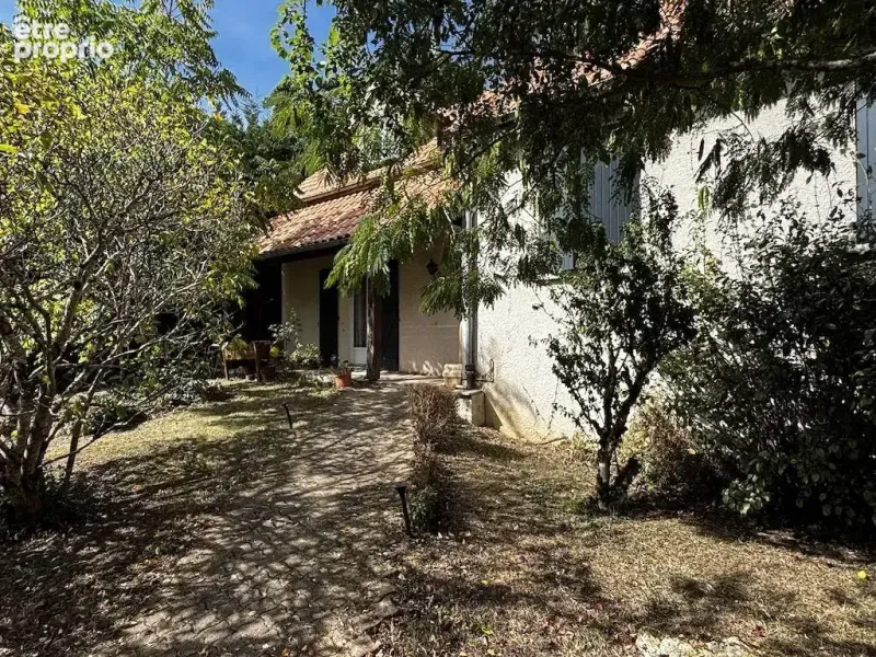 Maison des années 90, sur un beau terrain arboré.