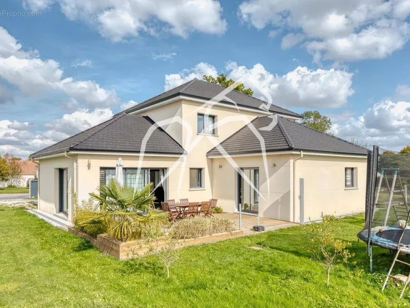 Photo Maison à Saint-Pierre-De-Varengeville au prix de 390 000€
