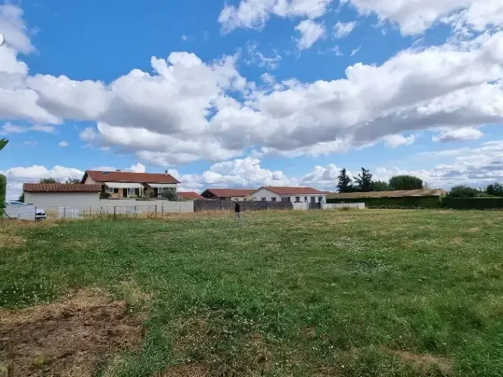 Photo Terrain à Montbrison au prix de 56 000€