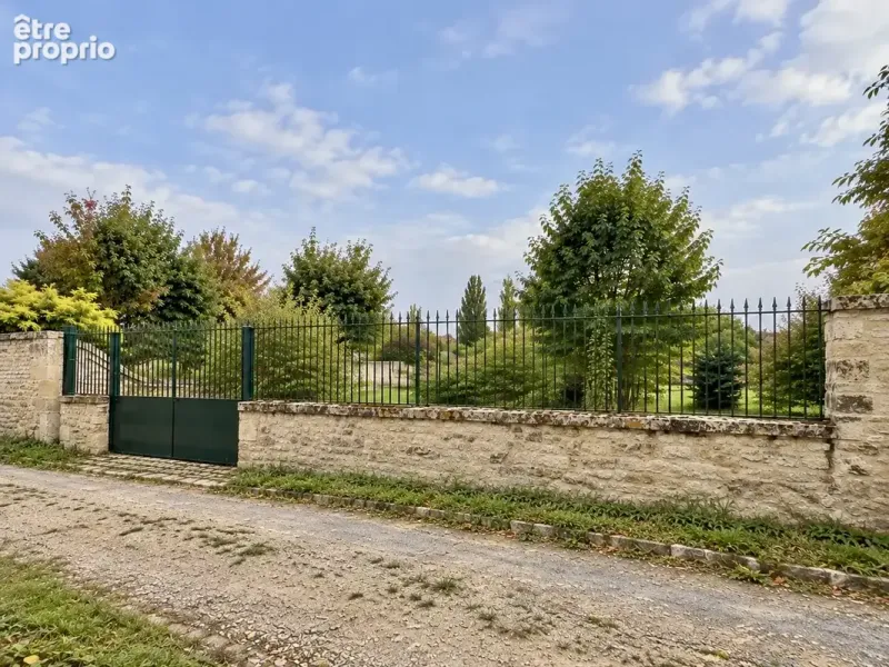 Photo Terrain à Vineuil-Saint-Firmin au prix de 430 000€