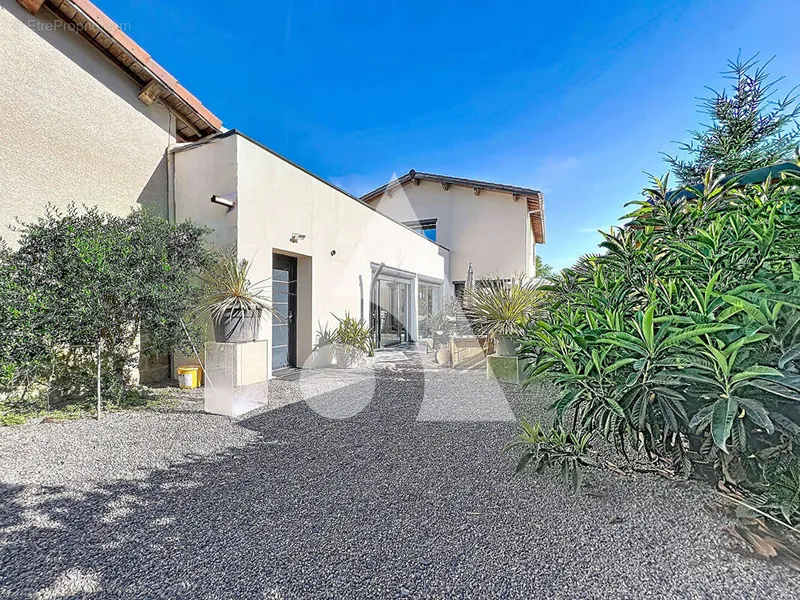 Photo Maison à Virigneux au prix de 399 000€