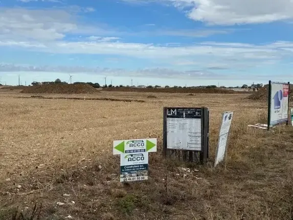 Photo Terrain à Angliers au prix de 77 900€
