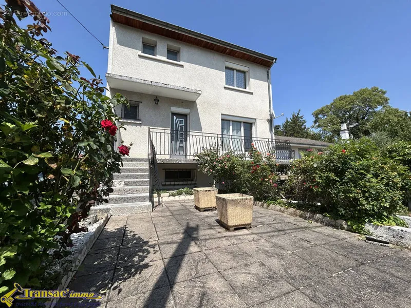 Photo Maison à Puy-Guillaume au prix de 128 500€
