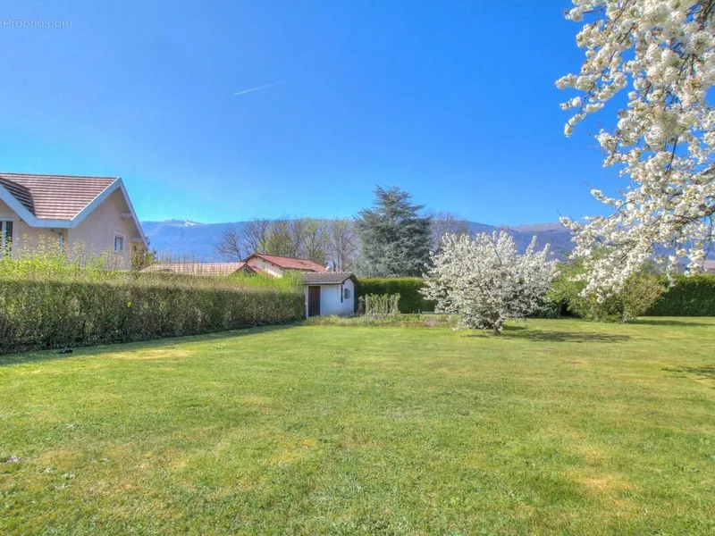 Photo Terrain à Saint-Genis-Pouilly au prix de 370 000€