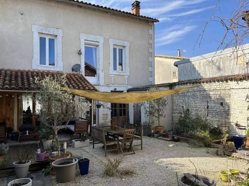 Photo Maison à Aunac au prix de 192 600€