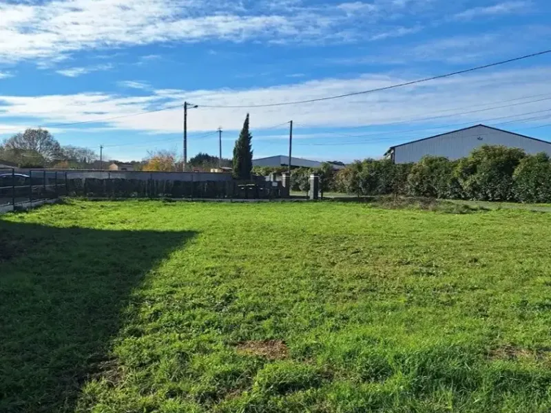 Photo Terrain à Fargues-Saint-Hilaire au prix de 160 000€