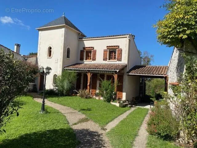Photo Maison à Bussac-Sur-Charente au prix de 348 480€