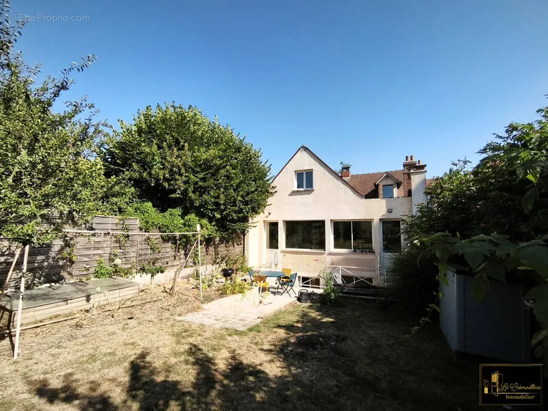 Photo Maison à Sainte-Mesme au prix de 285 000€