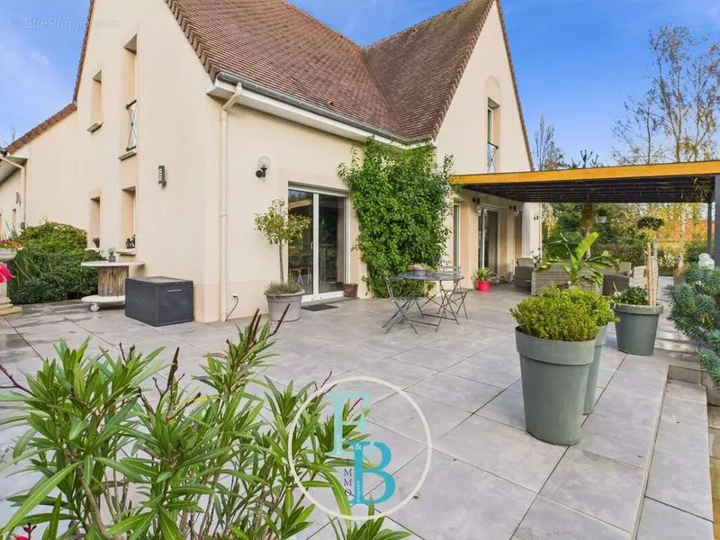 Photo Maison à Troarn au prix de 522 000€