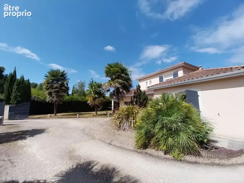 Photo Maison à Fontaine-Le-Comte au prix de 462 800€