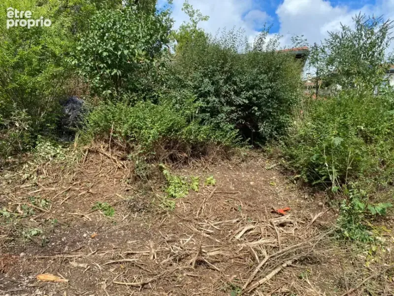 Photo Terrain à Saint-Genis-Pouilly au prix de 330 000€