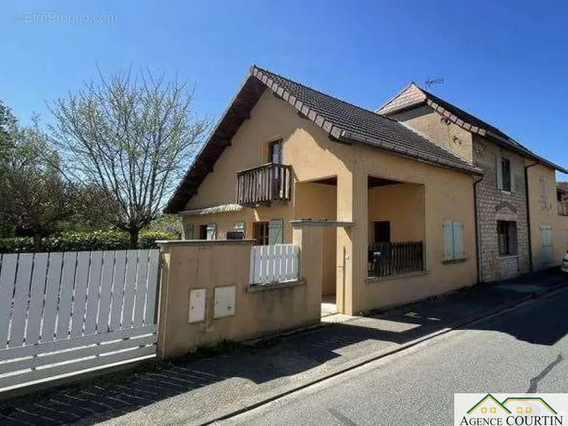 Photo Maison à Saint-Germain-Du-Bois au prix de 175 000€