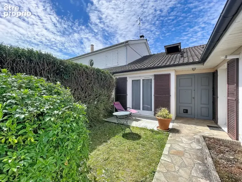 Photo Maison à Le Mesnil-Saint-Denis au prix de 354 000€