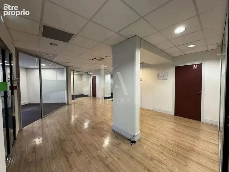 Photo Commerce à Garches au prix de 900 000€