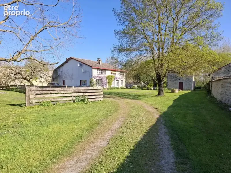 Photo Maison à Brioux-Sur-Boutonne au prix de 135 000€