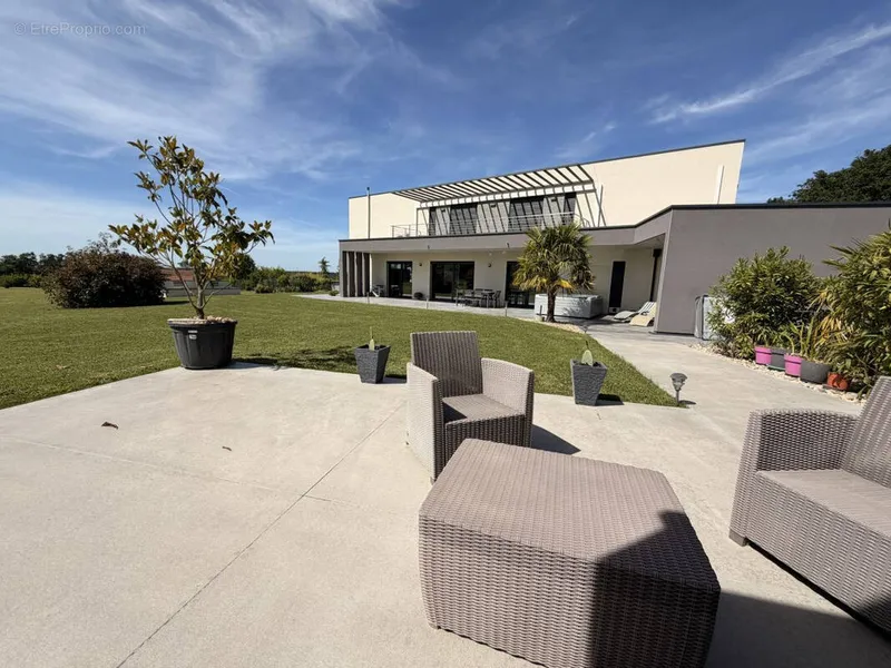 Photo Maison à Espinasse-Vozelle au prix de 950 000€