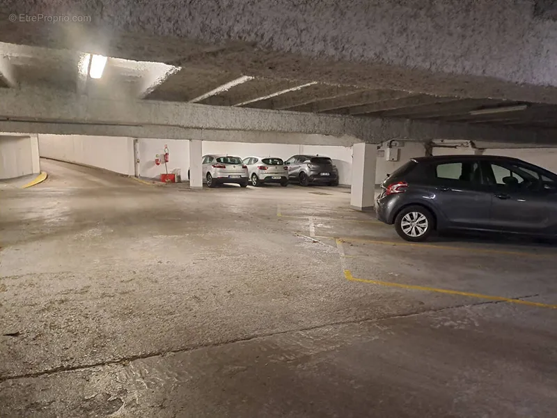 Photo Parking à Montrouge au prix de 160 500€
