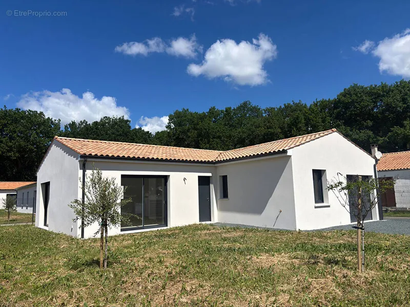 Photo Maison à Saint-Sulpice-De-Royan au prix de 329 900€