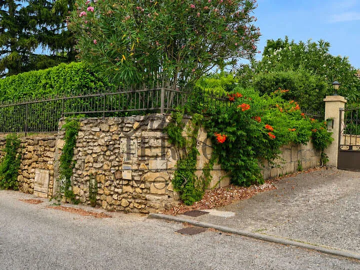 Photo Maison à Saint-Quentin-La-Poterie au prix de 495 000€