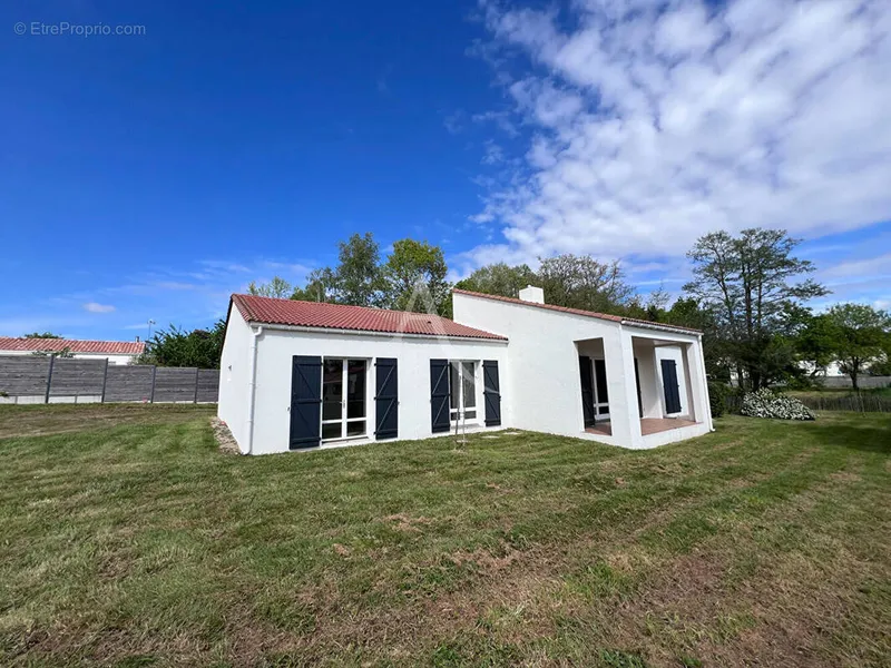 Photo Maison à Beaulieu-Sous-La-Roche au prix de 317 600€