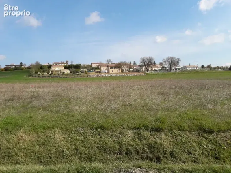 Photo Terrain à Saint-Germain-Des-Pres au prix de 48 500€