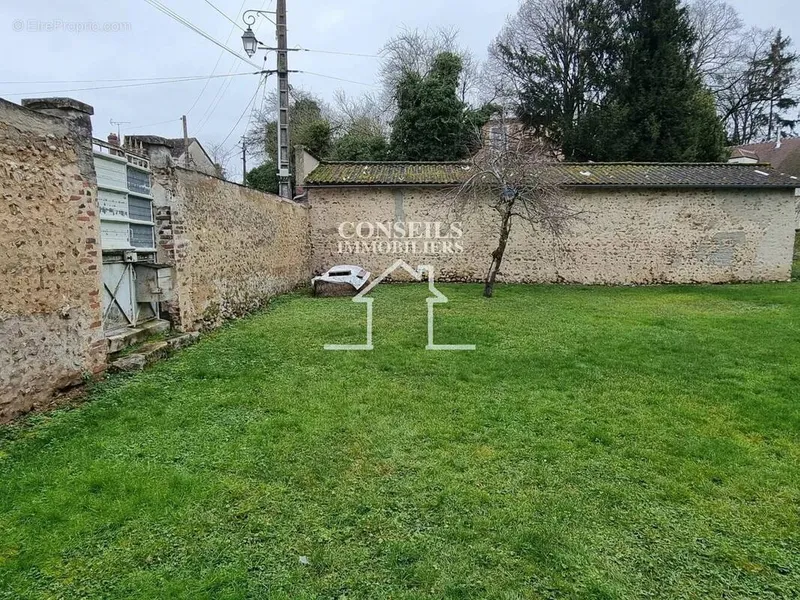 Photo Terrain à Villeneuve-Sur-Yonne au prix de 39 000€
