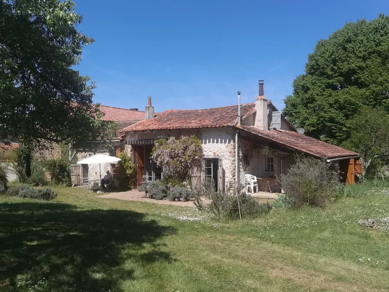 Photo Maison à Nieuil au prix de 137 800€