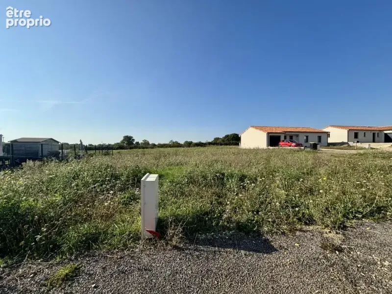 Photo Terrain à Iteuil au prix de 44 900€