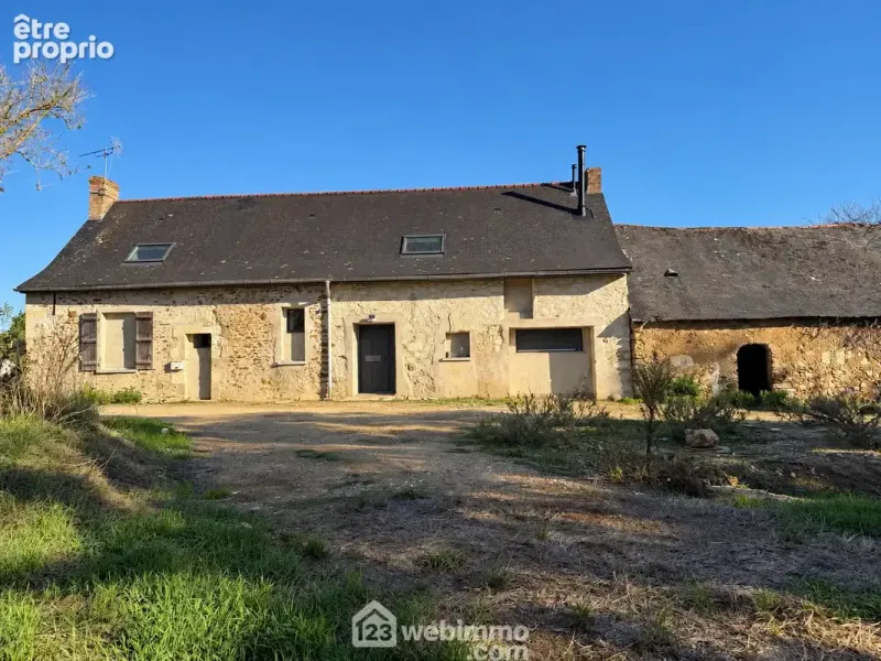 Découvrez cette charmante maison en pierre rénovée entre 2022 et 2023.