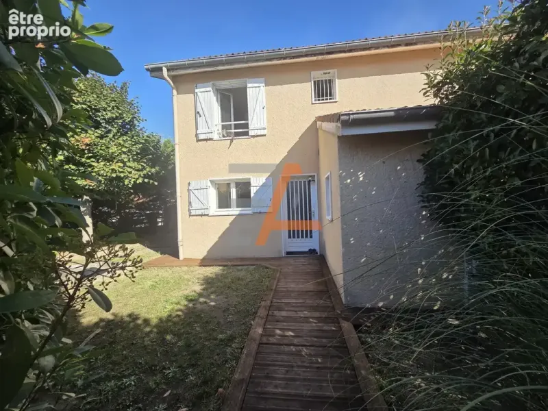 Photo Maison à Saint-Romain-Le-Puy au prix de 199 000€