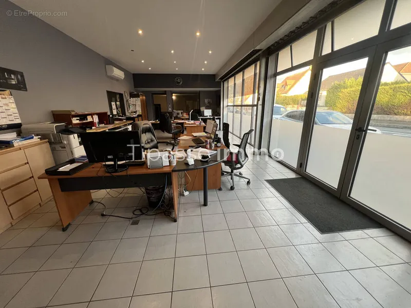 Photo Commerce à Grand-Couronne au prix de 555 000€