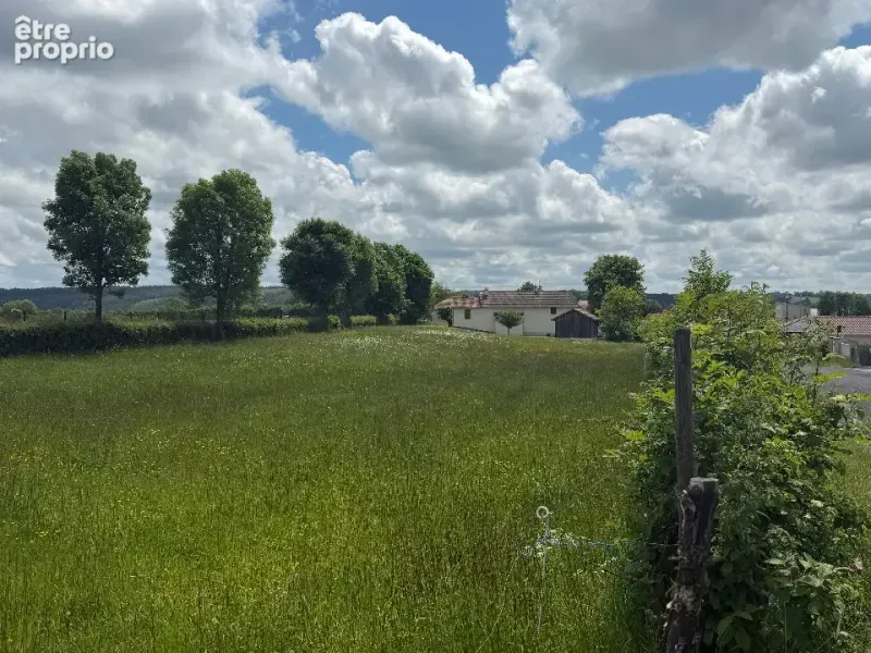 Photo Terrain à Arpajon-Sur-Cere au prix de 44 000€