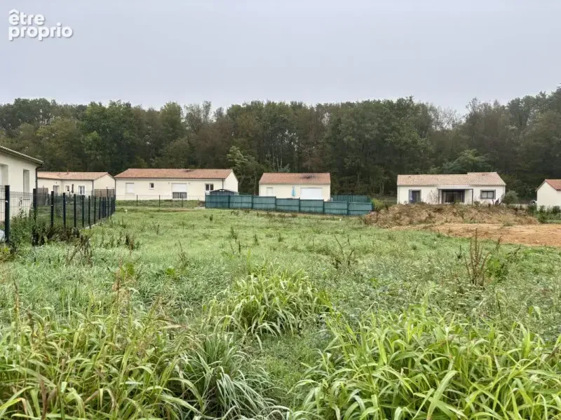 Photo Terrain à Saint-Julien-L'ars au prix de 39 900€