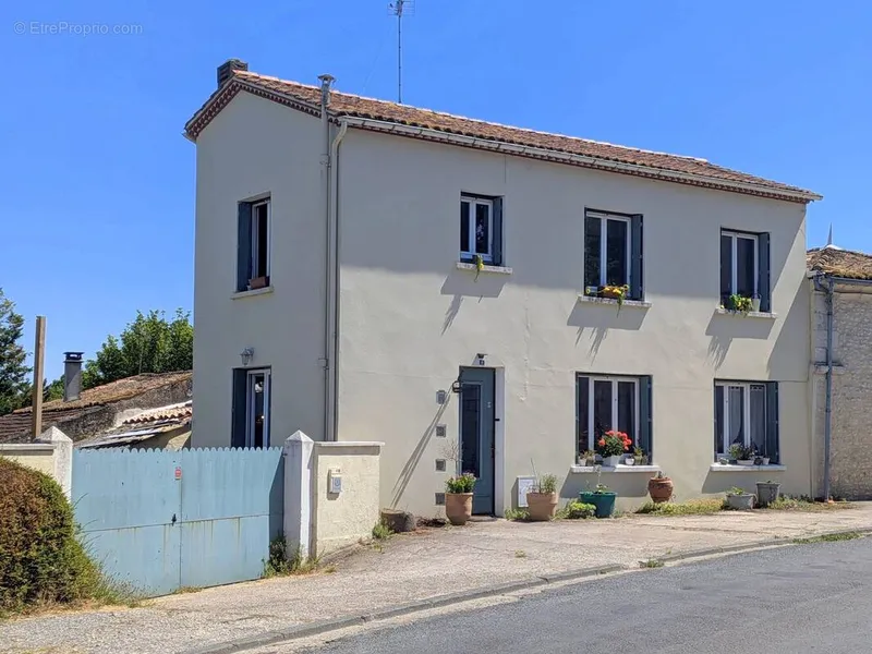 Photo Maison à Mortagne-Sur-Gironde au prix de 262 150€