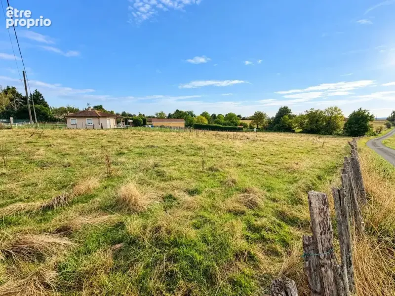 Photo Terrain à Savigneux au prix de 186 000€