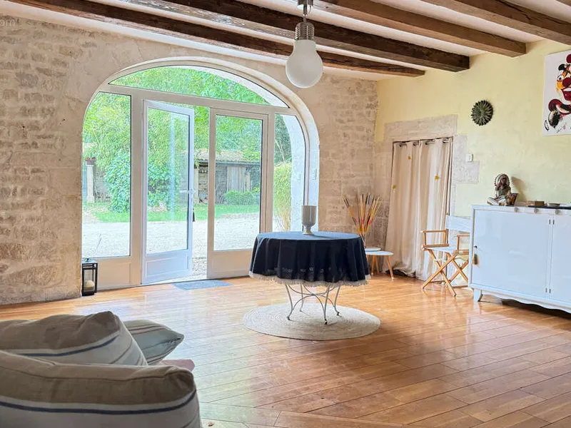 Photo Maison à Vouille au prix de 374 000€