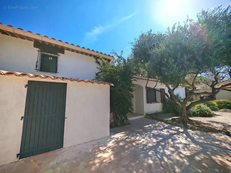 Photo Appartement à Roquebrune-Sur-Argens au prix de 980 000€