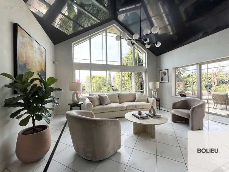 Photo Maison à Cranves-Sales au prix de 850 000€