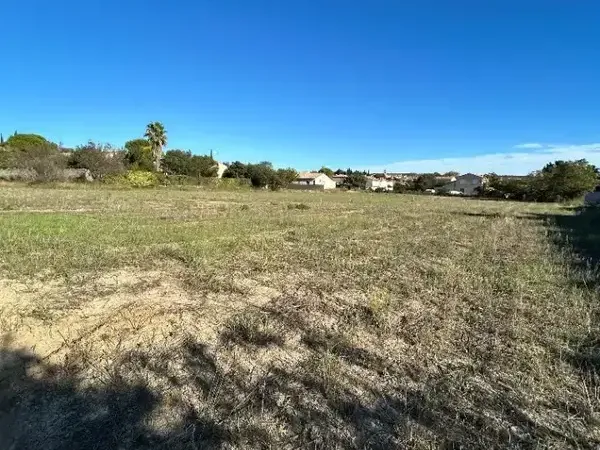 Photo Terrain à Villeveyrac au prix de 157 000€