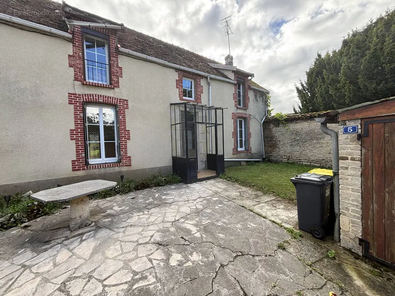 Photo Maison à Sainte-Colombe-Sur-Seine au prix de 115 000€