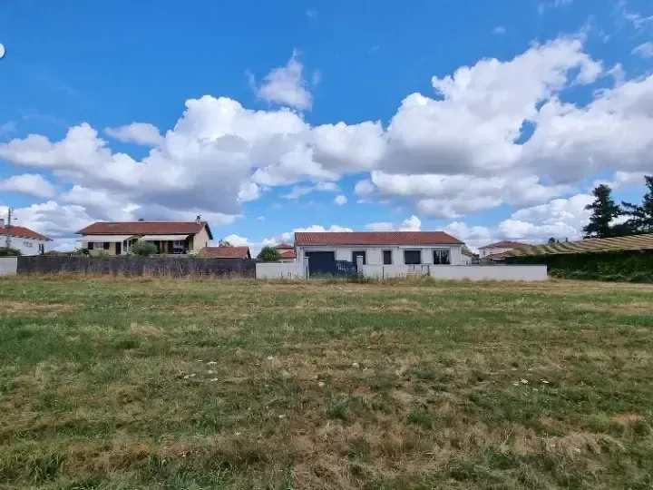 Photo Terrain à Montbrison au prix de 60 000€