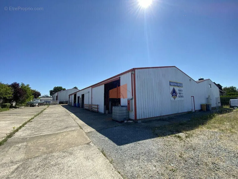 Photo Commerce à Chevaigne au prix de 765 000€
