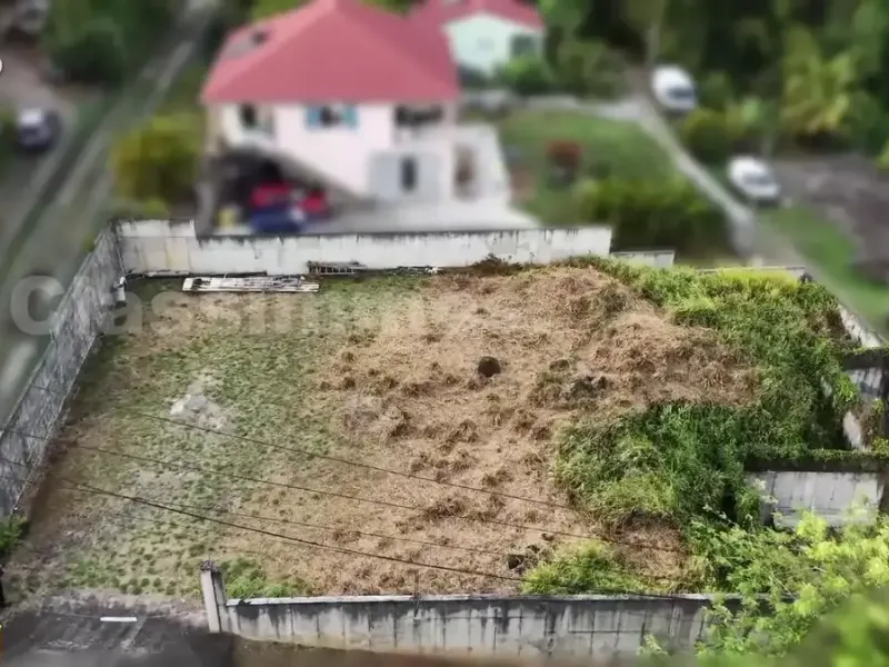 Photo Terrain à Saint-Esprit au prix de 145 000€