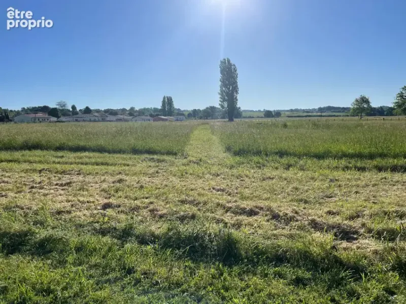 Photo Terrain à Bourg au prix de 35 000€