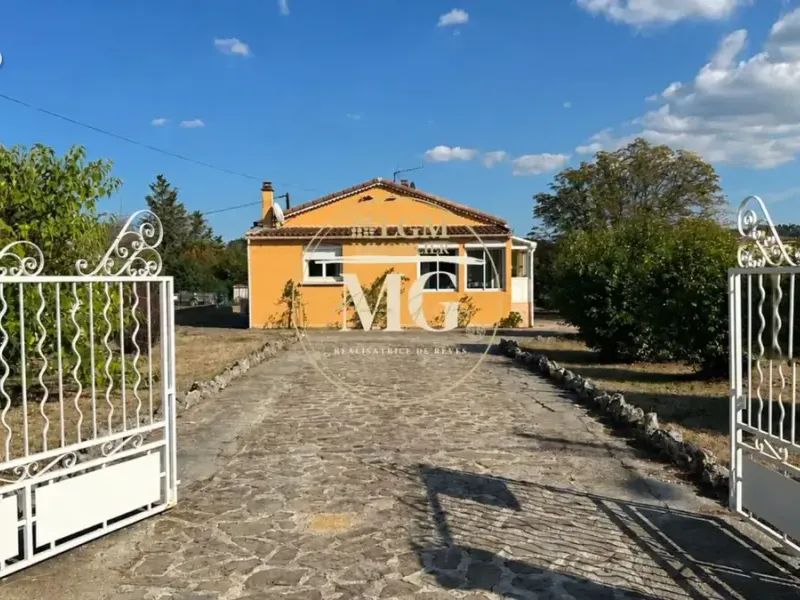 Photo Maison à Saint-Julien-Les-Rosiers au prix de 239 000€