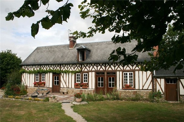 Maison à SAINT-MARTIN-DE-BIENFAITE-LA-CRESSONNIERE