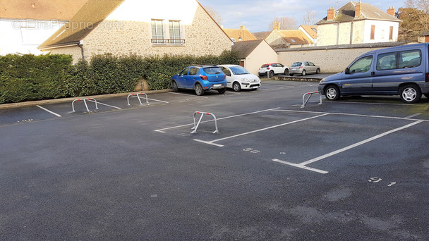 Parking à MORIGNY-CHAMPIGNY