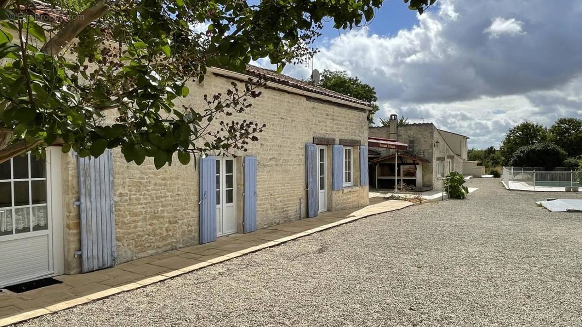 Façade, cour et piscine - Maison à NERE